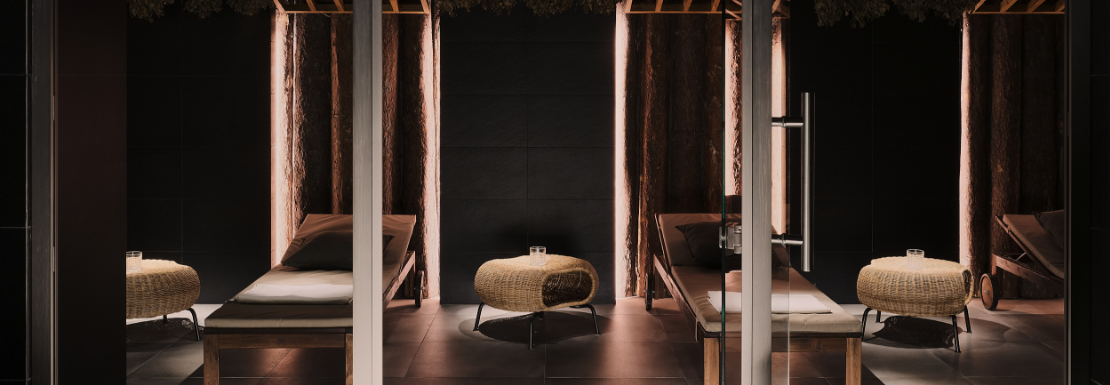 Лежаки  в комнате отдыха в банном пространстве